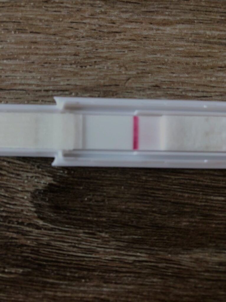 高温期8日目のごく薄い陽性反応の妊娠検査薬